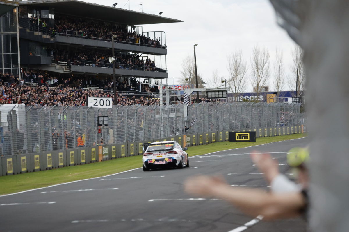 Van Gisbergen wins a thriller in Pukekohe’s last Supercars race