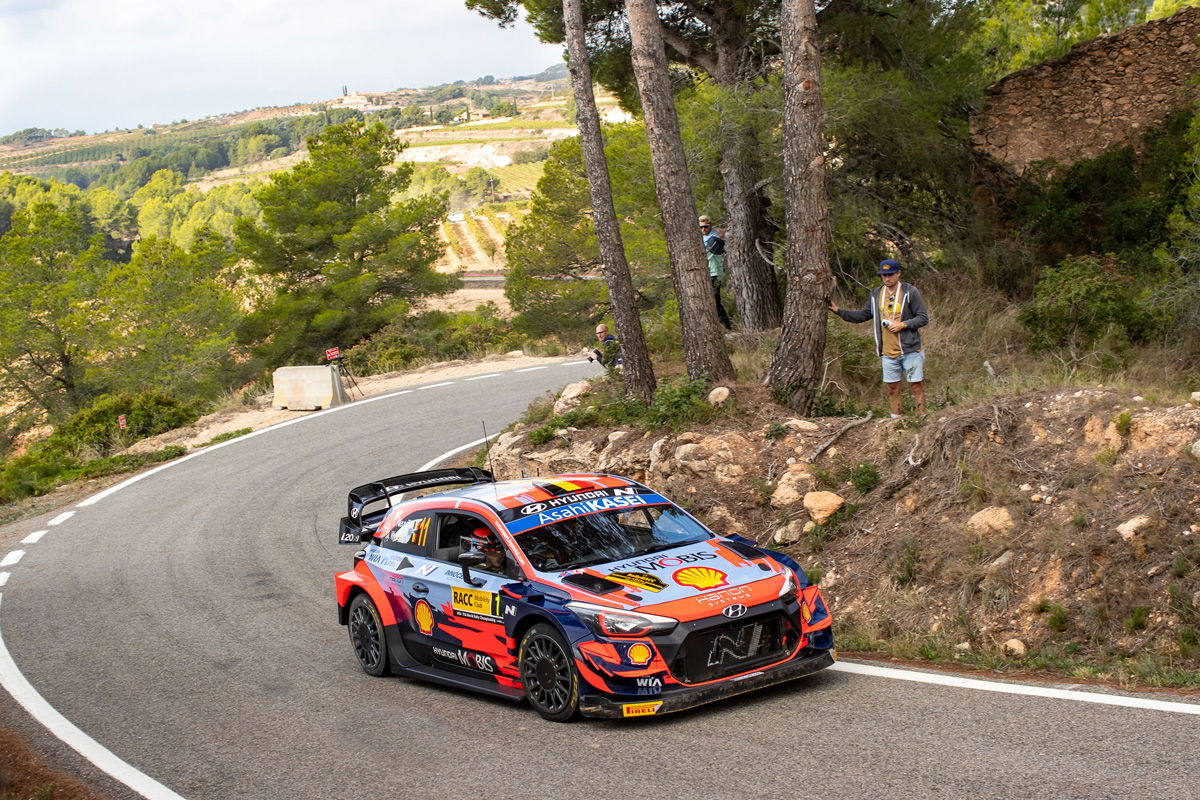 ‘Clever approach’ has Neuville in command at Rally Spain