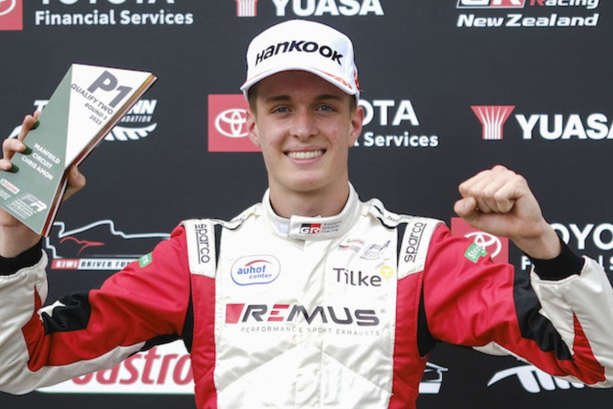 Wurz claims feature race pole at Manfeild