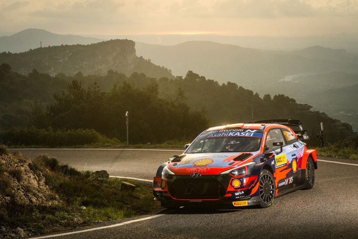 Neuville leads, Tanak crashes in Rally Spain