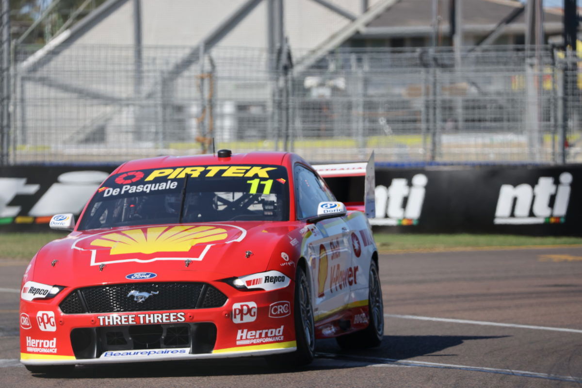 De Pasquale beats Waters to pole for Race 17