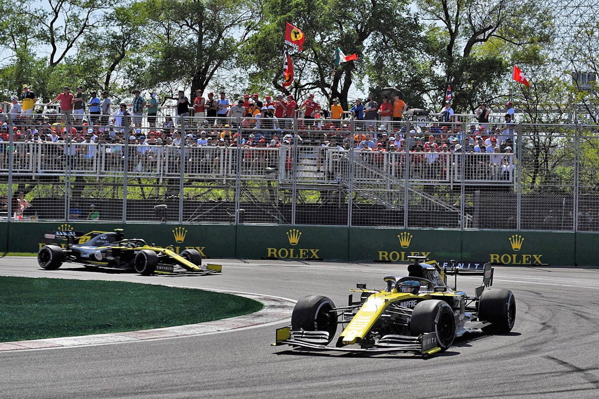 Daniel Ricciardo leads Nico Hulkenberg