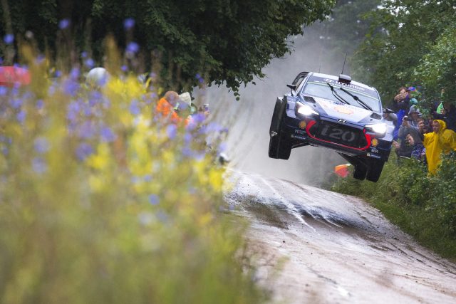 Neuville leads soggy Rally Poland