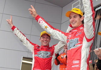 Webber congratulates Tander on 1000 win
