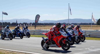 Suzuki and BMW share wins at Symmons