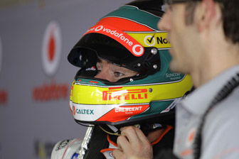 Craig Lowndes to remain with TeamVodafone
