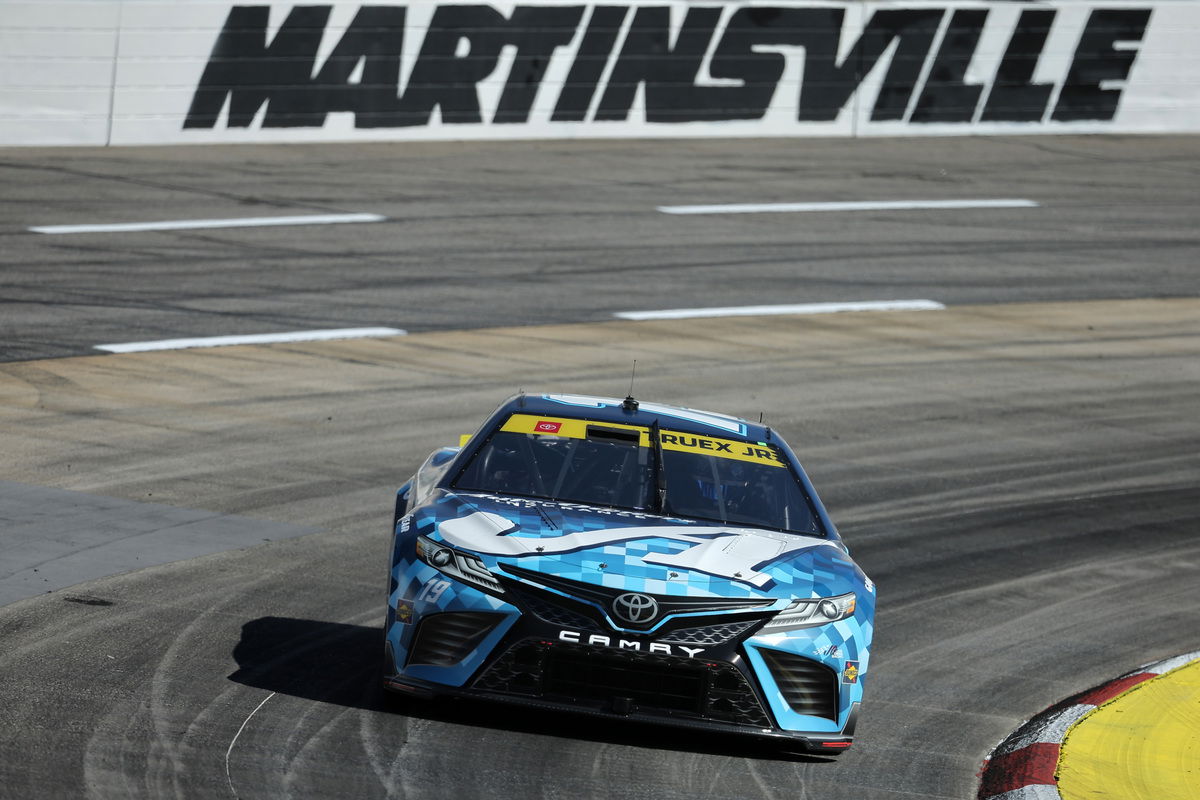 Truex to lead the field to green at Martinsville