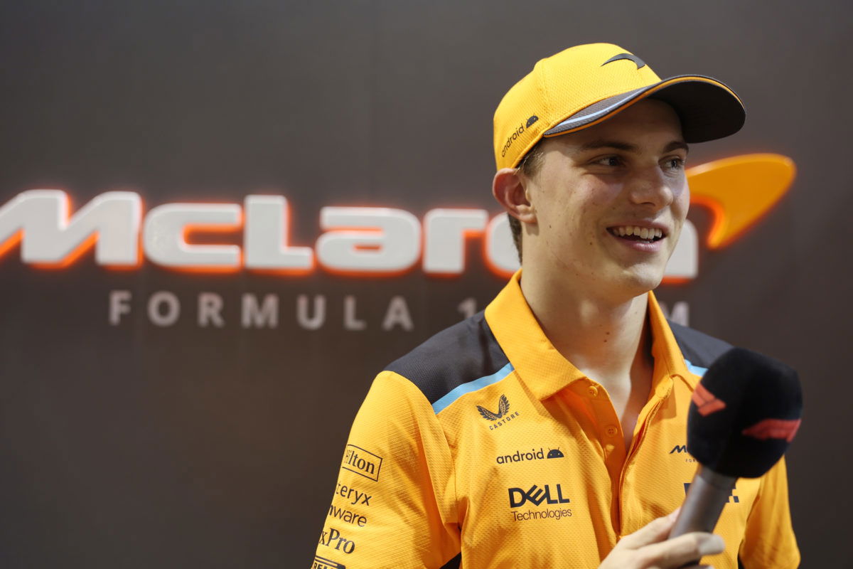 Piastri signs new McLaren contract