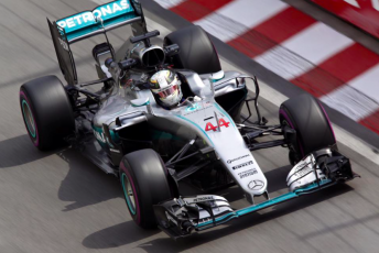 Hamilton wins after Ricciardo pit disaster