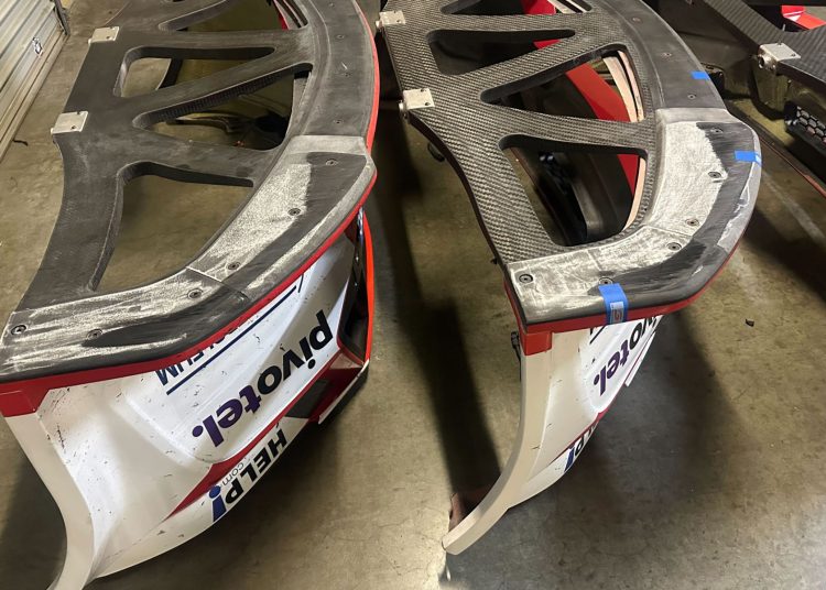 Skid blocks under the front bars of the DJR cars were deemed to have been modified.