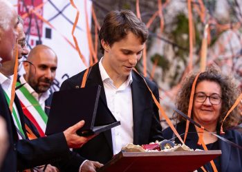 Oscar Piastri looks at the Lorenzo Bandini Trophy.