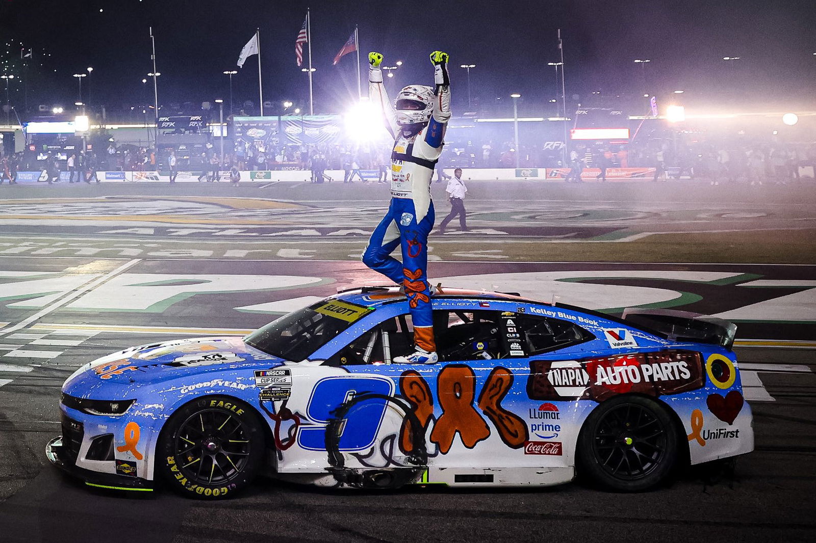 Chase Elliott wins Atlanta thriller with last lap pass