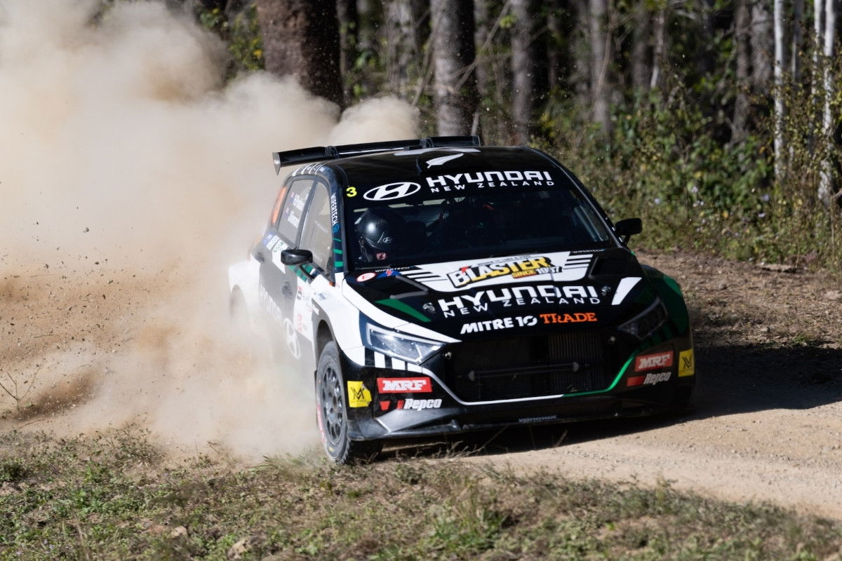 Paddon dominates second heat to win Rally Queensland
