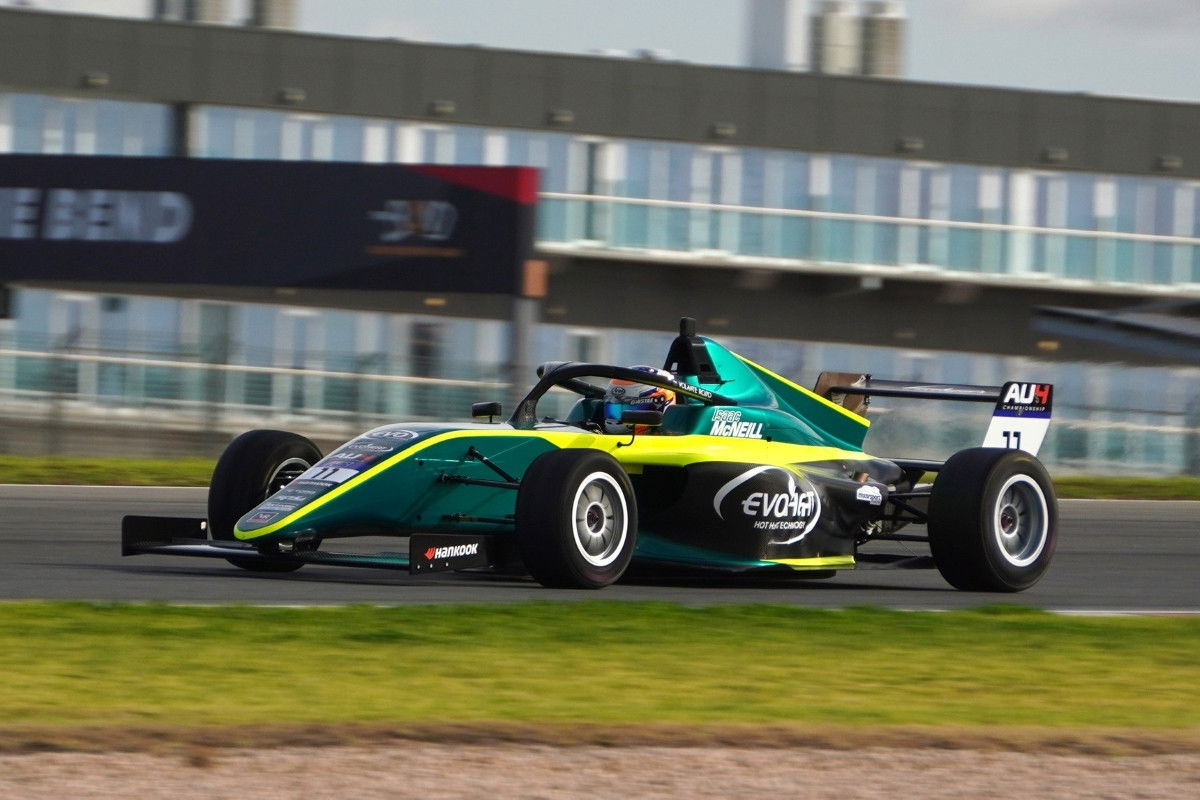 McNeill's back-to-back with another AU4 round win
