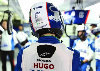 Racing Bulls are offering fans a chance to design their pit crew helmets for the Qatar Grand Prix. Image: XPB Images