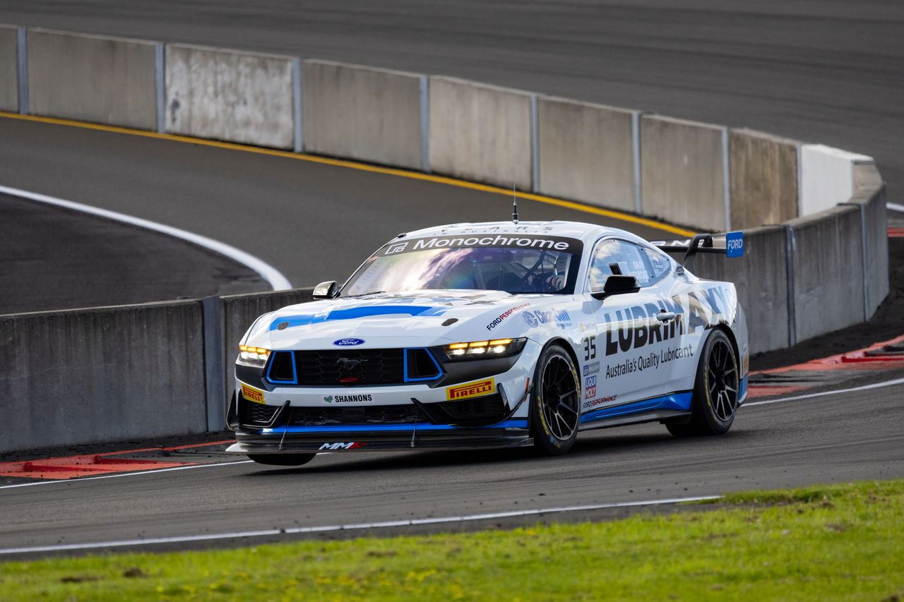 Gray/Miedecke win wild Hampton Downs GT4 race to retake title lead