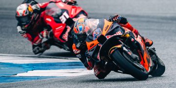 Jack Miller ahead of Pedro Acosta at the Thailand Motorcycle Grand Prix. Image: Rob Gray/Polarity Images