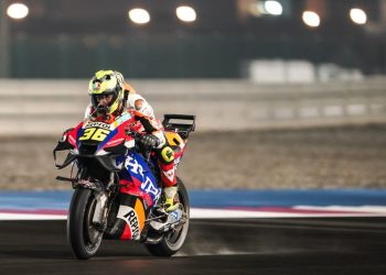 Joan Mir rides on a wet Lusail circuit. Image: Honda Racing Corporation