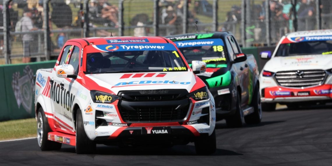 Aaron Borg withstood the challenge from Cody Brewczynski to win his 25th V8 SuperUte race. Image: InSyde Media