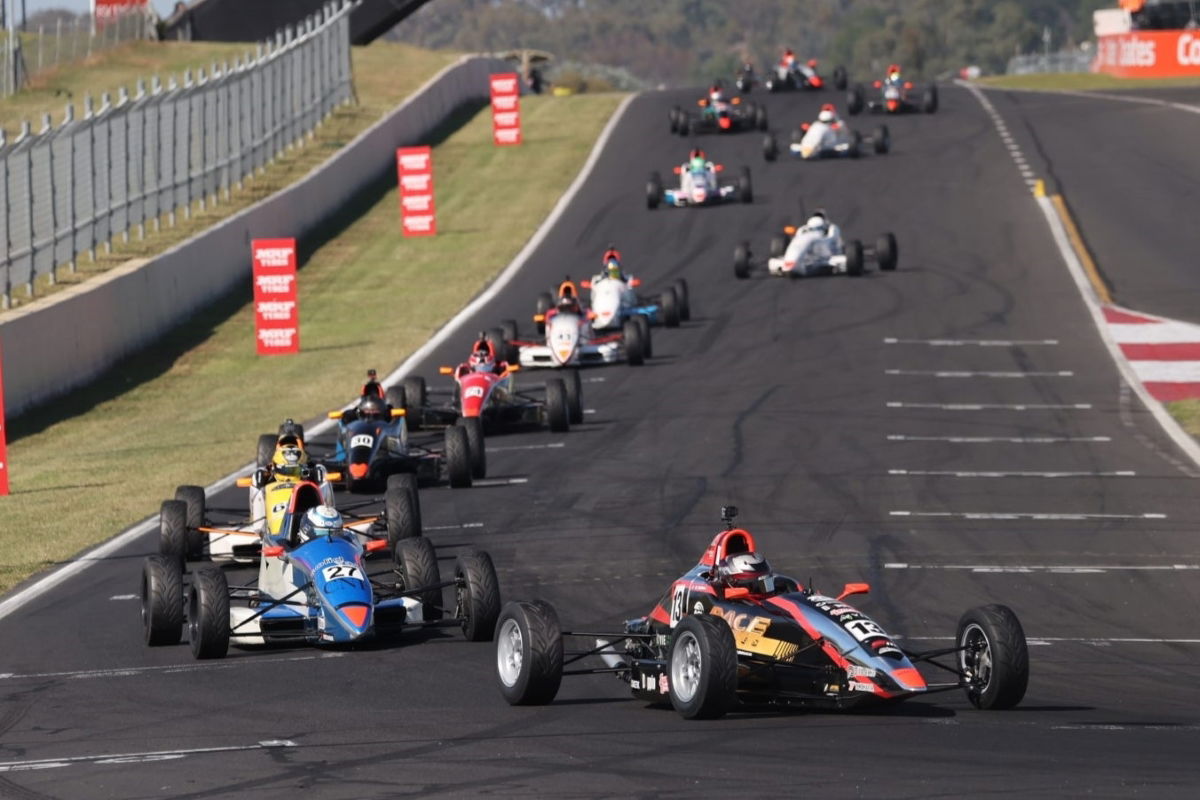 Crashes and safety cars play into support races at Bathurst 6 Hour