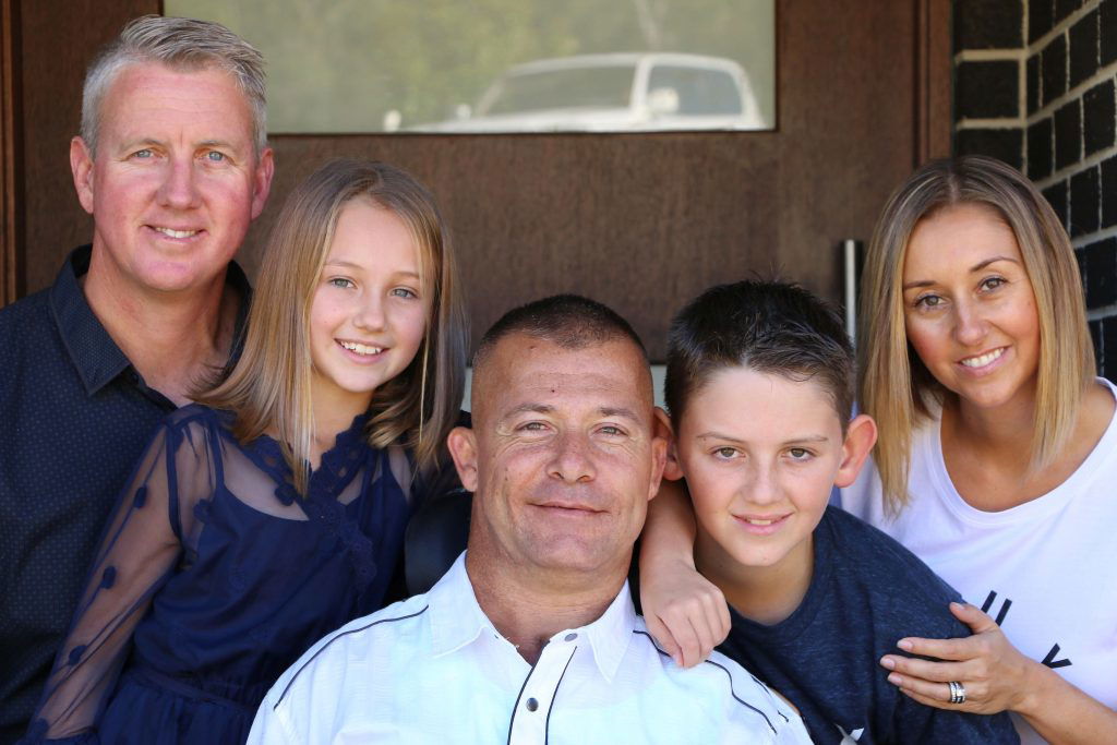Elton Holman y su familia, incluido Jett Johnson.  Imagen: proporcionada