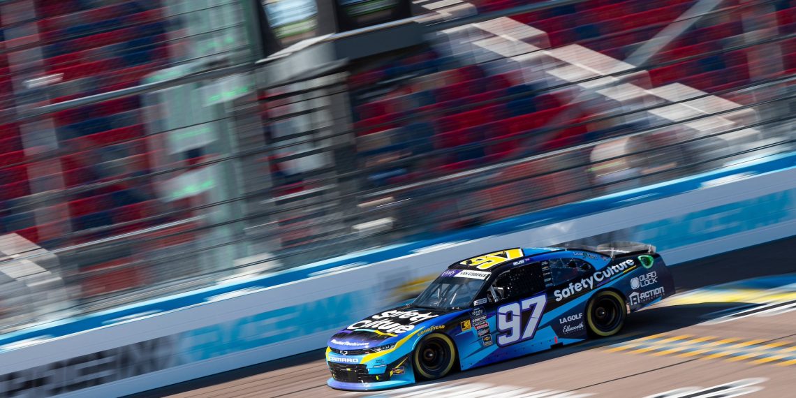 Shane van Gisbergen drives his Kaulig Racing Chevrolet at Phoenix Raceway. Image: Shane van Gisbergen X