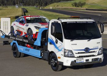 As part of its partnership with Supercars, Hino Australia will debut a new 300 series hybrid electric tilt tray recovery vehicle at the Sydney SuperNight. Image: Toby Zerna