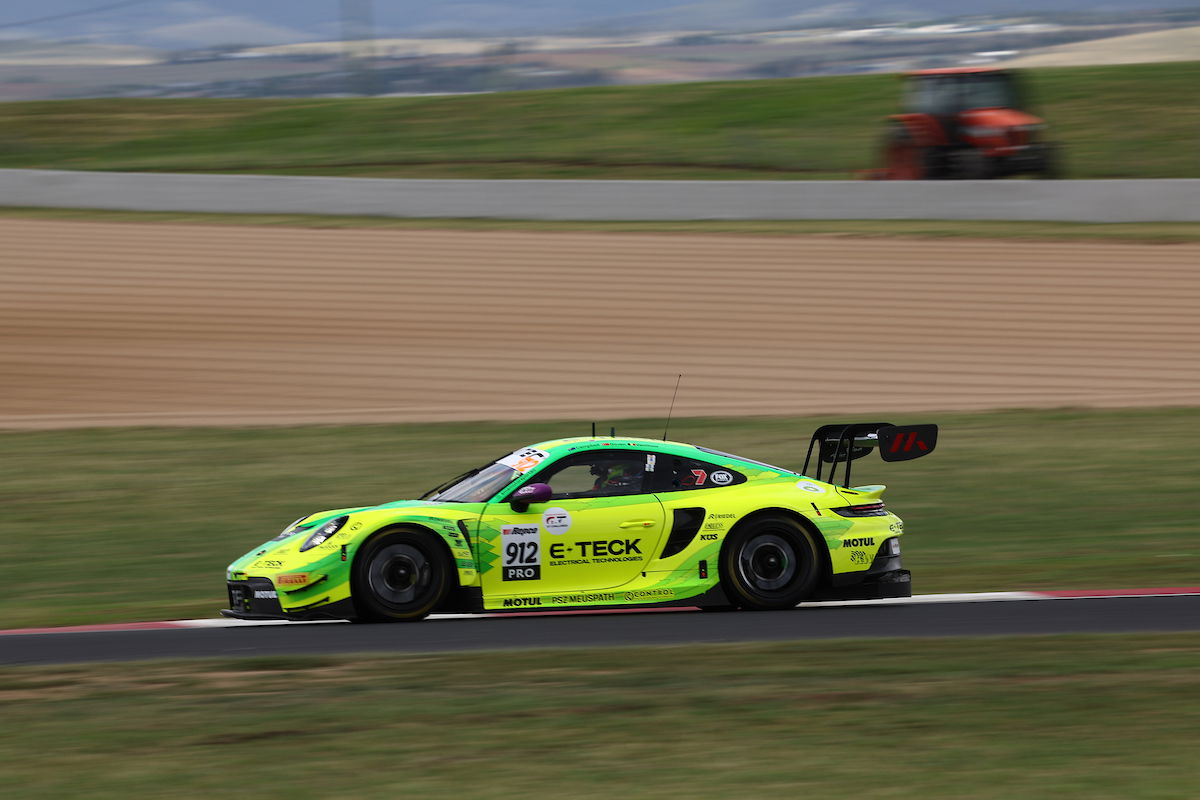 Manthey EMA beats T8 in Bathurst 12 Hour Practice 3