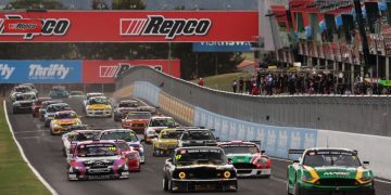 The big field of Duggan Family Hotels Combined Sedans was led away by Geoff Taunton and Angus Fogg. Image: InSyde Media