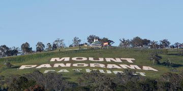 Bathurst Kart Club has called for a delay on DA voting for the proposed kart track at Mt Panorama
