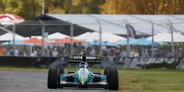 Valtteri Bottas uses up every millimetre of road, and a little bit more, while driving the 1989 Leyton House F1 car at the 2024 Adelaide Motorsport Festival. Image: Adelaide Motorsport Festival