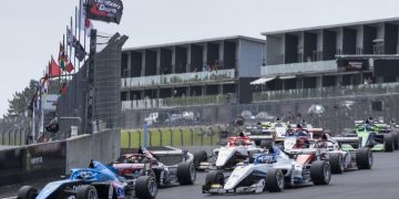 Alpine F1 Junior Nicola Lacorte got the jump on Elliott Cleary and Michael Shin at the start of Race 2. Image: Supplied / Bruce Jenkins