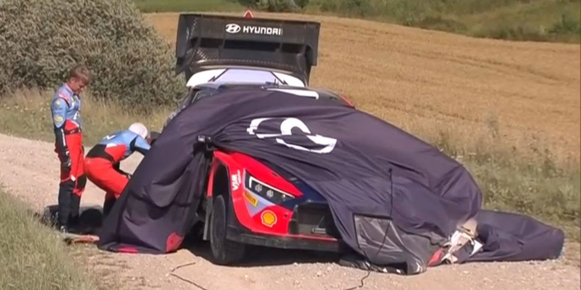 Ott Tanak's Hyundai i20 N collected a deflated arch on SS14 at Rally Latvia.