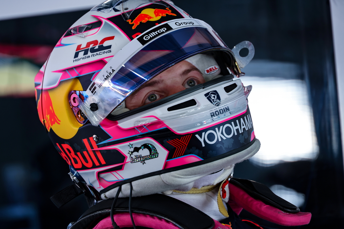 Liam Lawson carried the Giltrap Group visor strip. Image: Dutch Photo Agency/Red Bull Content Pool
