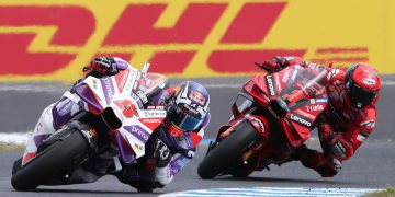 Johann Zarco leads Francesco Bagnaia during the 2023 Australian Motorcycle Grand Prix. Image: Gold & Goose