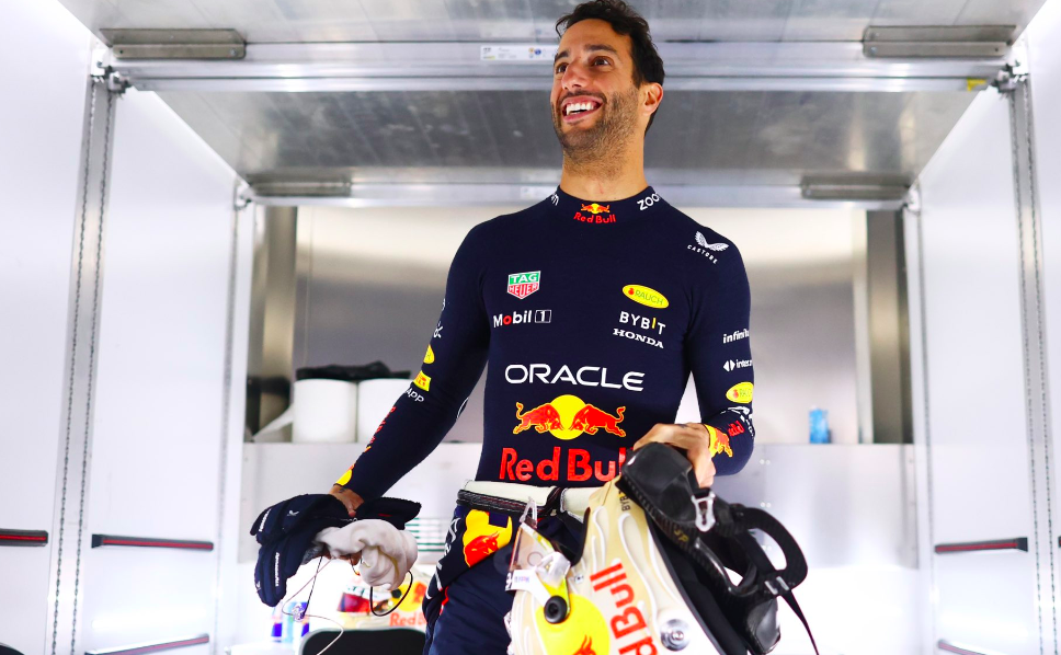 Daniel Ricciardo is to return to F1 after eight months away from the sport as replacement for the sacked Nyck de Vries