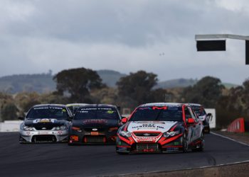 A six-car V8 Touring Cars field at Winton in 2023. Image: InSyde Media