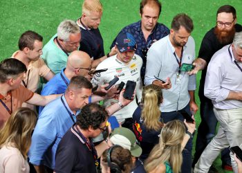 Max Verstappen hosts an impromptu press briefing with journalists as he walks through the F1 paddock: Rew / XPB Images