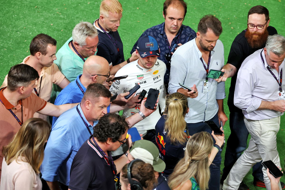 Max Verstappen hosts an impromptu press briefing with journalists as he walks through the F1 paddock: Rew / XPB Images