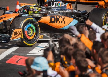 McLaren boss Zak Brown expects his steam to make a step forward in 2024. Image: Bearne / XPB Images