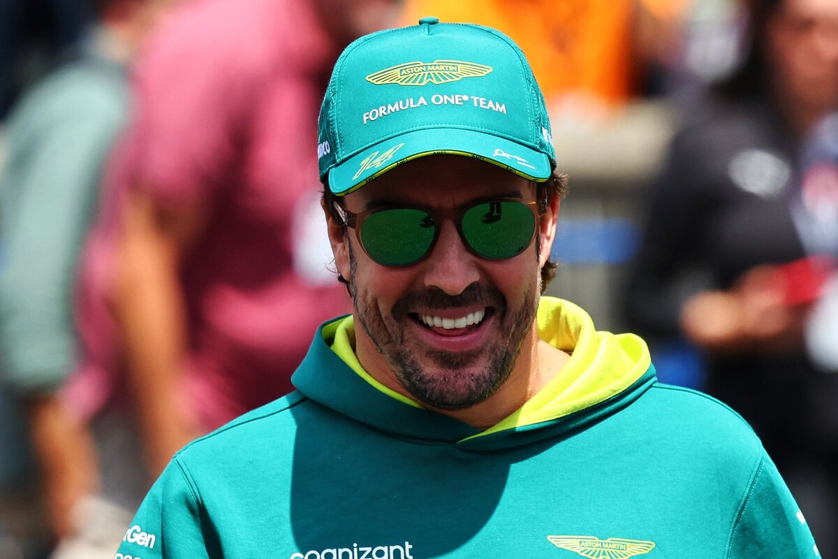 Fernando Alonso has signed a new deal to remain with Aston Martin. Image: XPB Images