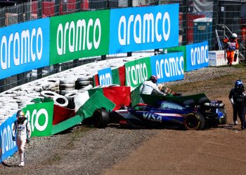 The Japanese GP has been red-flagged after Daniel Ricciardo crashed on the opening lap. Image: Charniaux / XPB Images