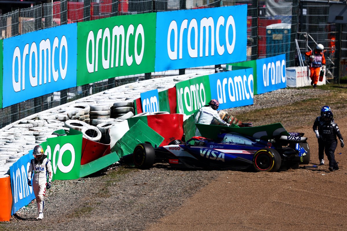 The Japanese GP has been red-flagged after Daniel Ricciardo crashed on the opening lap. Image: Charniaux / XPB Images