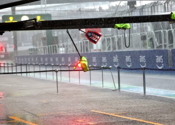 Circuit atmosphere - heavy rain falls in the pits before qualifying.
02.11.2024. Formula 1 World Championship, Rd 21, Brazilian Grand Prix, Sao Paulo, Brazil, Sprint and Qualifying Day.
- www.xpbimages.com, EMail: requests@xpbimages.com © Copyright: Batchelor / XPB Images