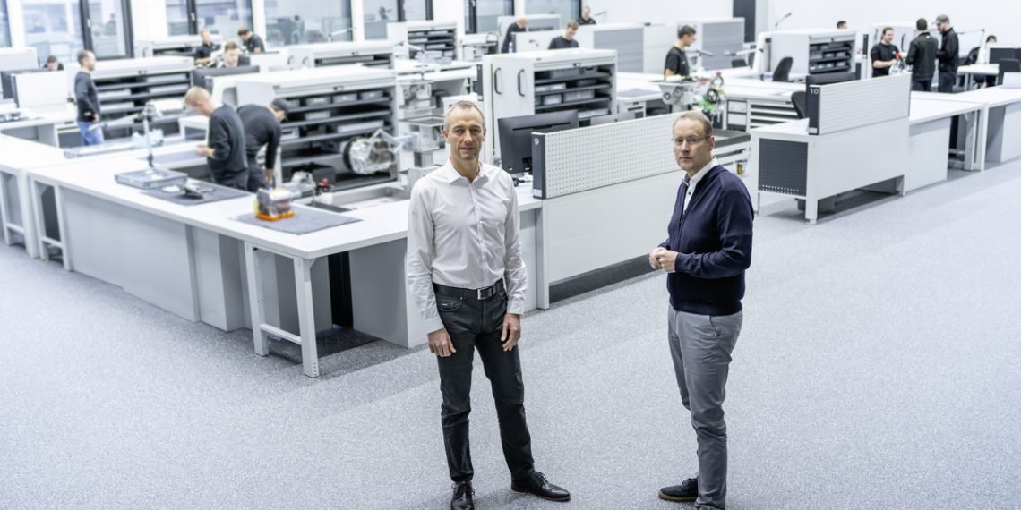 Adam Baker (left) and Stefan Dreyer (right) in one of the workshops for the combustion engine. Image: Audi