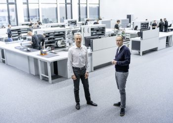 Adam Baker (left) and Stefan Dreyer (right) in one of the workshops for the combustion engine. Image: Audi