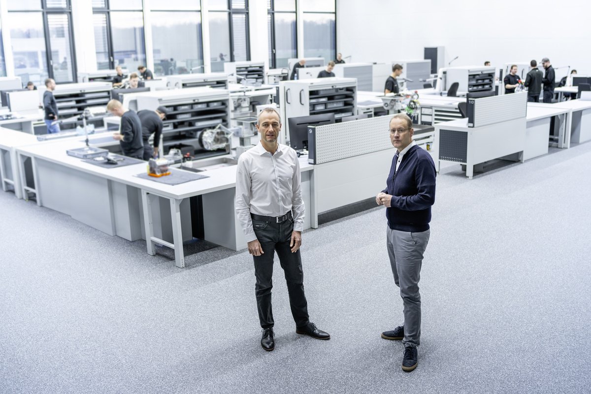 Adam Baker (left) and Stefan Dreyer (right) in one of the workshops for the combustion engine. Image: Audi