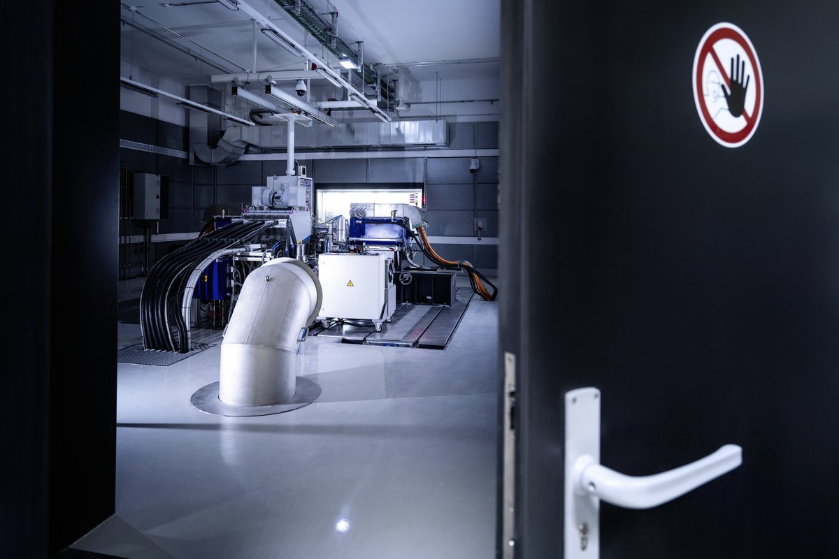 Keyhole view into one of the test benches at the Neuburg facility. Image: Audi