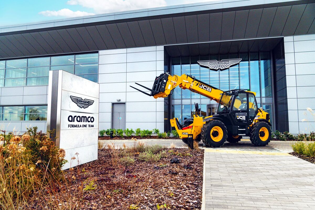 •JCB’s world-class capabilities and products are being used on phase two of the AMR Technology Campus. Image: Aston Martin