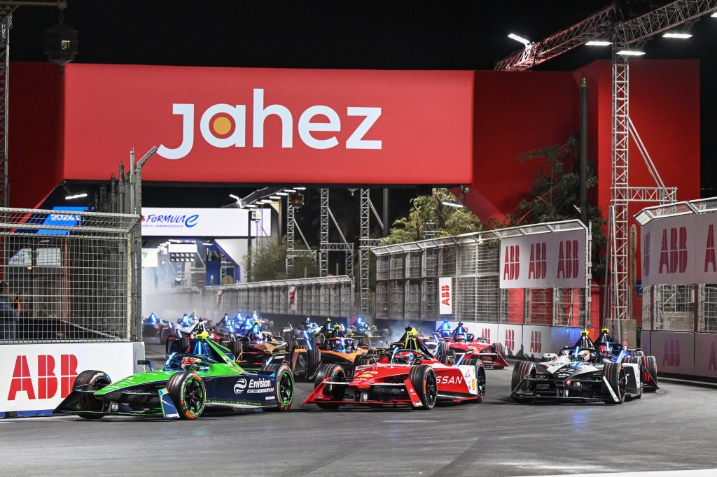 Robin Frijns, Envision Racing, Jaguar I-TYPE 6, leads Oliver Rowland, Nissan Formula E Team, Nissan e-4ORCE 04, Nick Cassidy, Jaguar TCS Racing, Jaguar I-TYPE 6, Jehan Daruvala, Maserati MSG Racing, Maserati Tipo Folgore, Jake Hughes, NEOM McLaren Formula E Team, e-4ORCE 04, and the rest of the field at the start